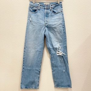 Pre-loved! LEVI’S Light Wash Ripped Ribcage Straight Jeans!